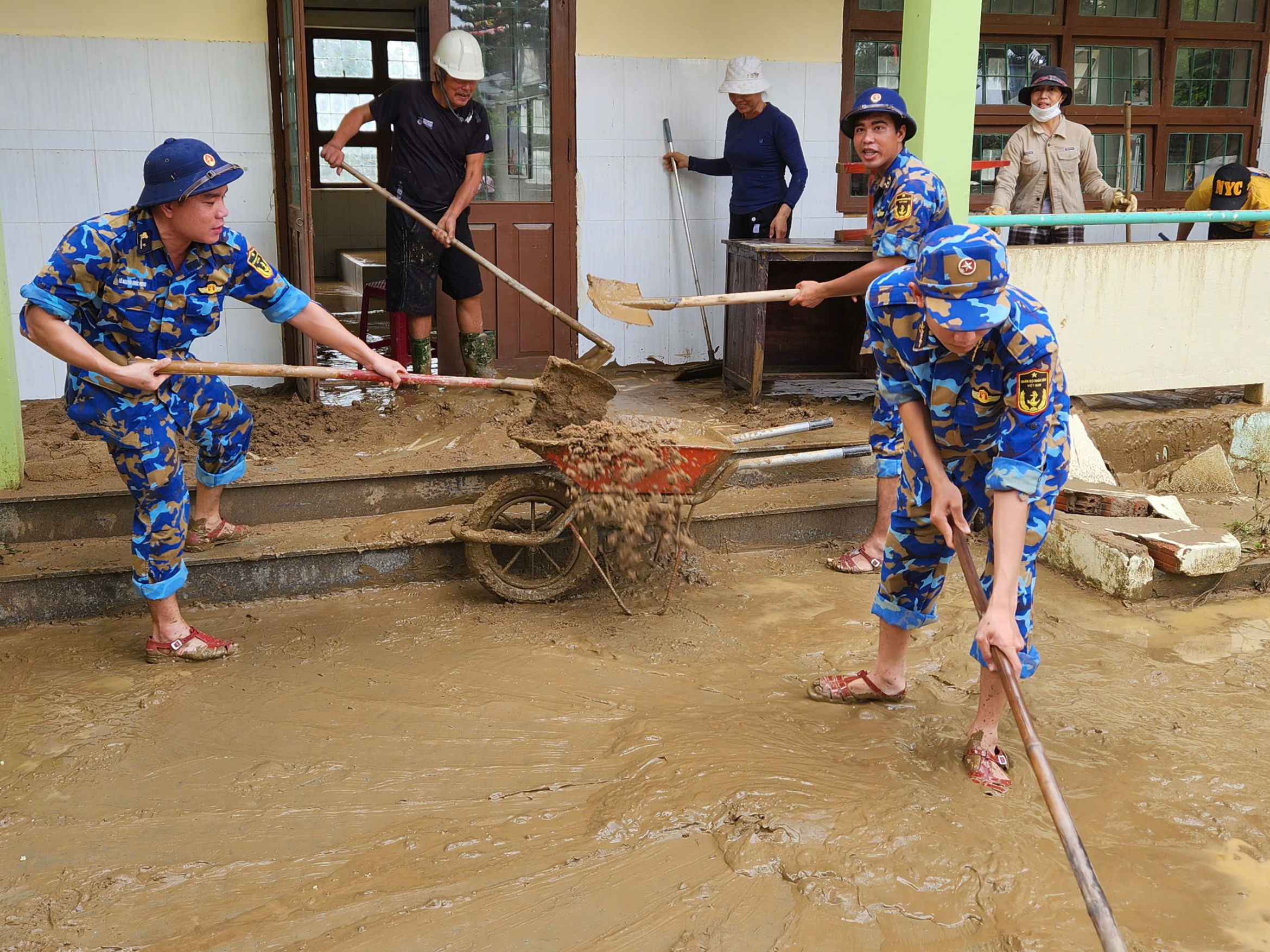 数百名海军第三区官兵涉水清理洪水后现场
